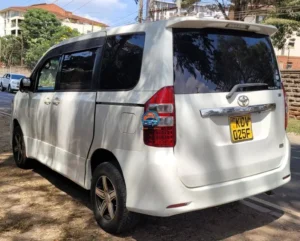 Toyota Noah — photo 4