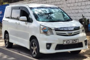 Toyota Noah — photo 2