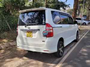 Toyota Noah — photo 5