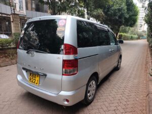 Toyota Noah — photo 4