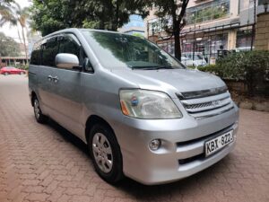 Toyota Noah — photo 1