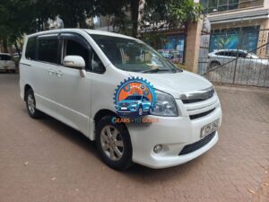 Toyota Noah — photo 1