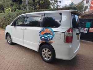 Toyota Noah — photo 12