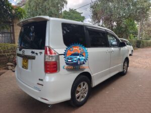 Toyota Noah — photo 5