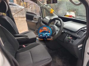 Toyota Noah — photo 7