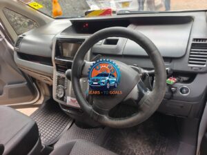 Toyota Noah — photo 2